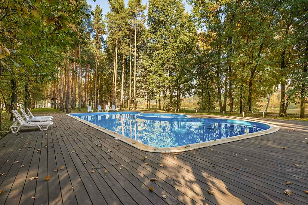 habillage en bois d'une piscine